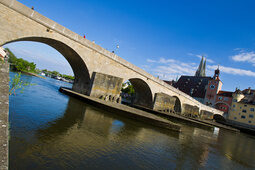 Die alte steinere Brücke erstreckt sich über das Wasser der Donau in Regensburg.