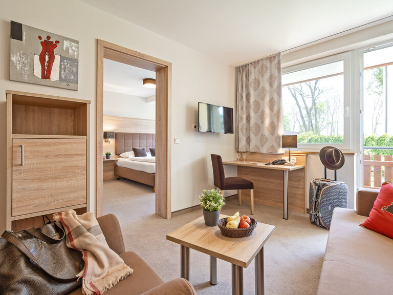 Ein stilvoll eingerichtetes Zimmer mit bequemen Möbeln im Richstein's Posthotel - Bad Füssing.