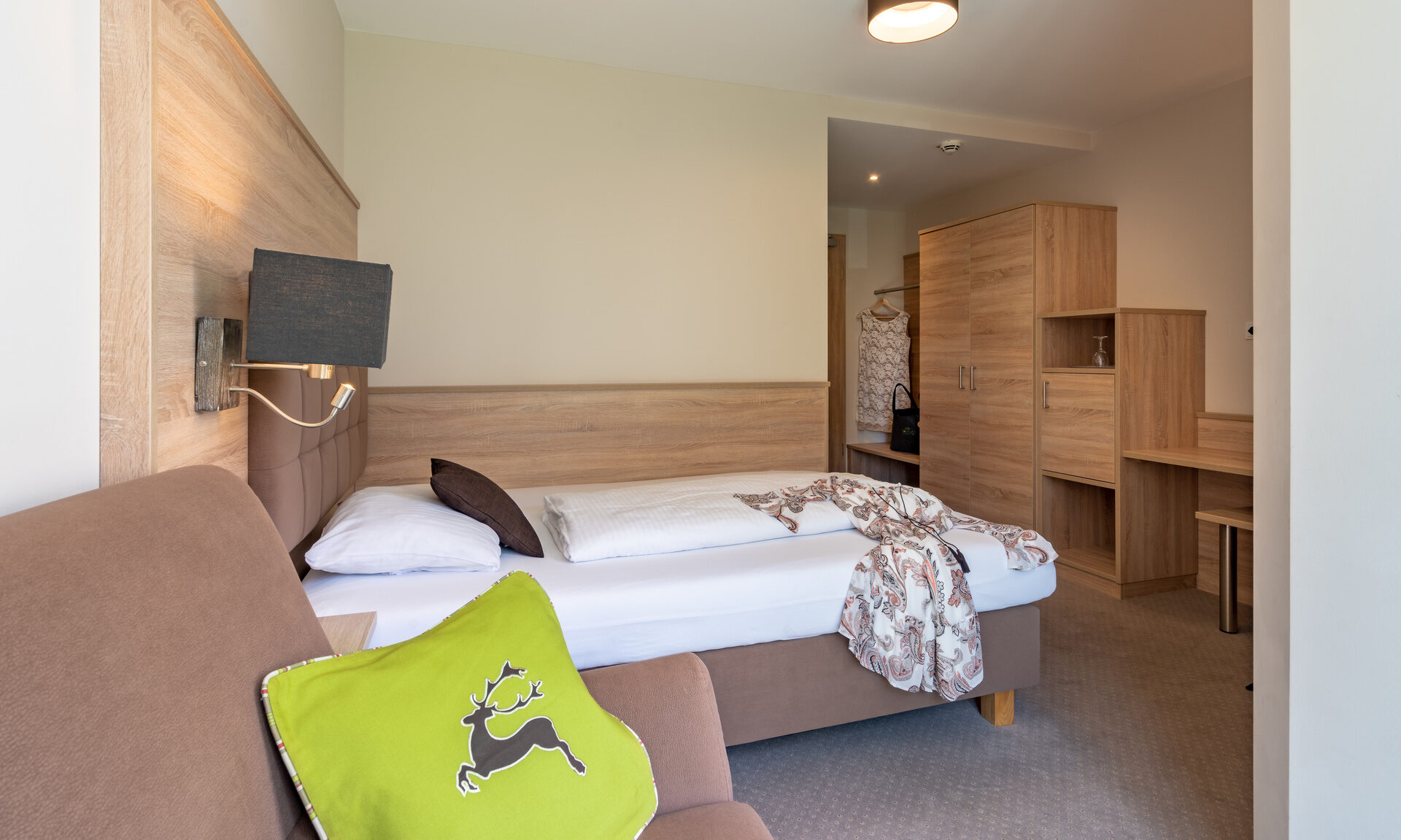 Ein gemütliches Schlafzimmer im Doppelzimmer-Premium-Plus vom Kurhotel Richstein's Posthotel.