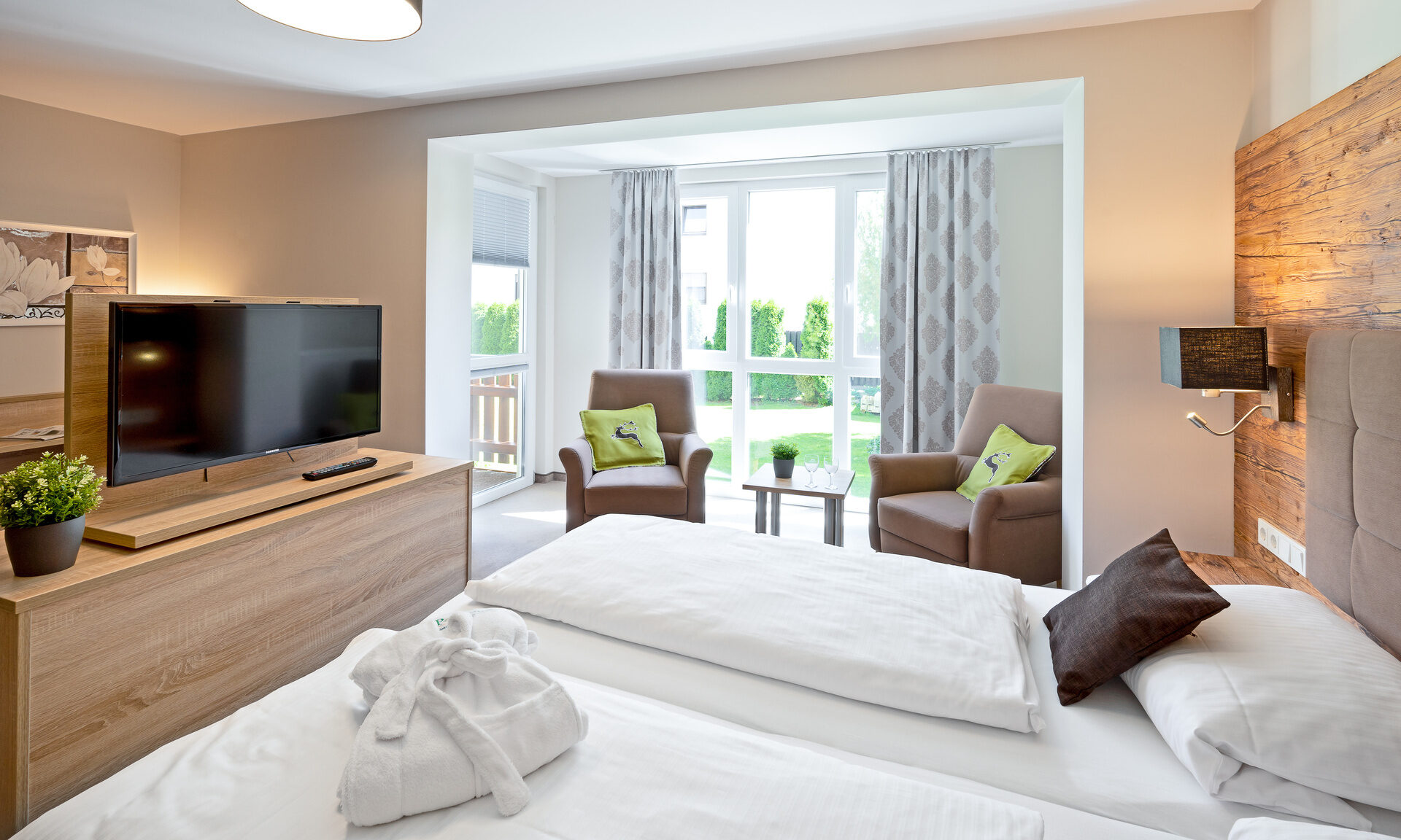 Geräumiges Doppelzimmer-Premium-Plus mit einem großen Bett und einem Flachbildschirm im Richstein's Posthotel.