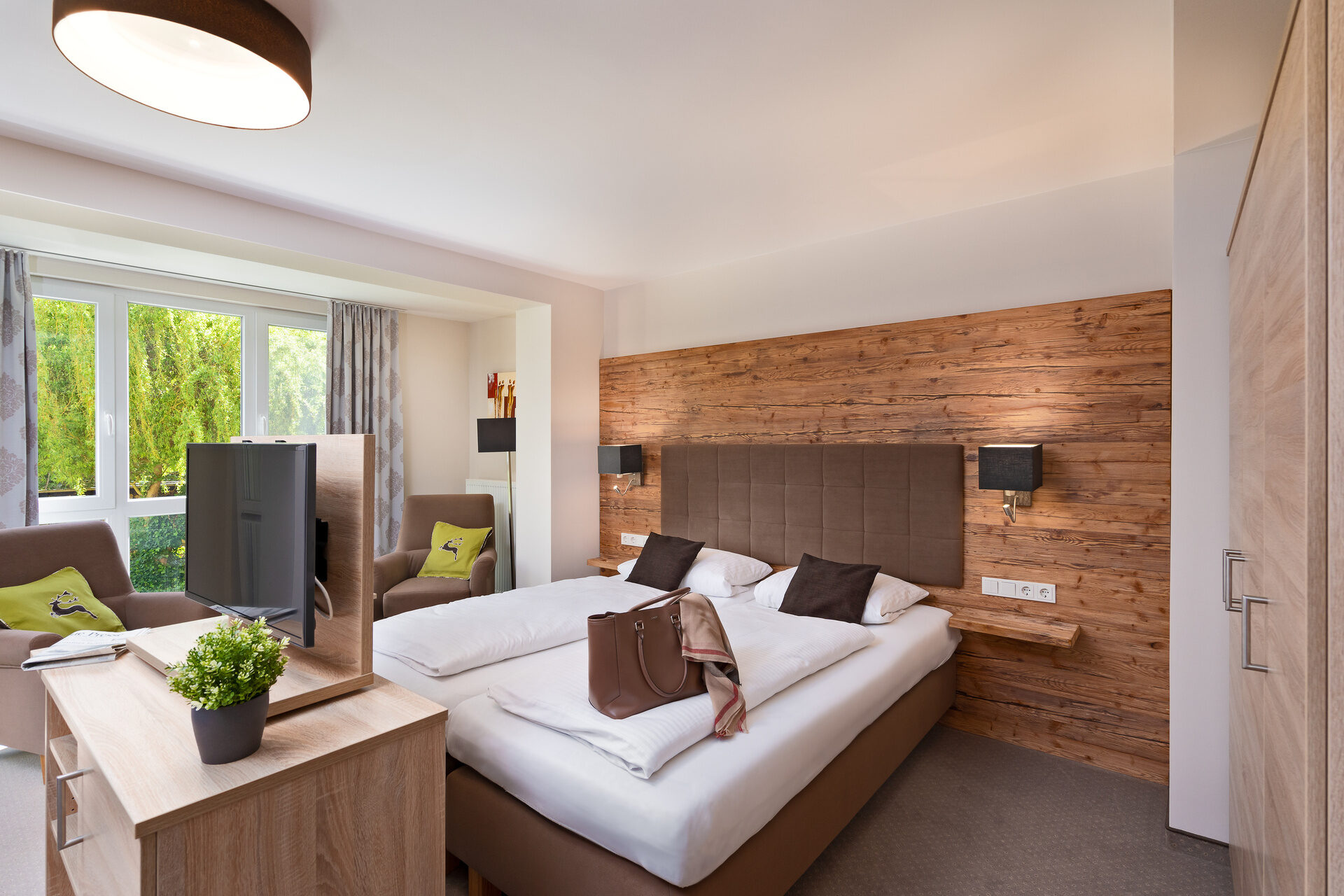 Einladende Betten und ein Fernseher zur Unterhaltung im Doppelzimmer Premium des Richstein's Posthotel, Bad Füssing.