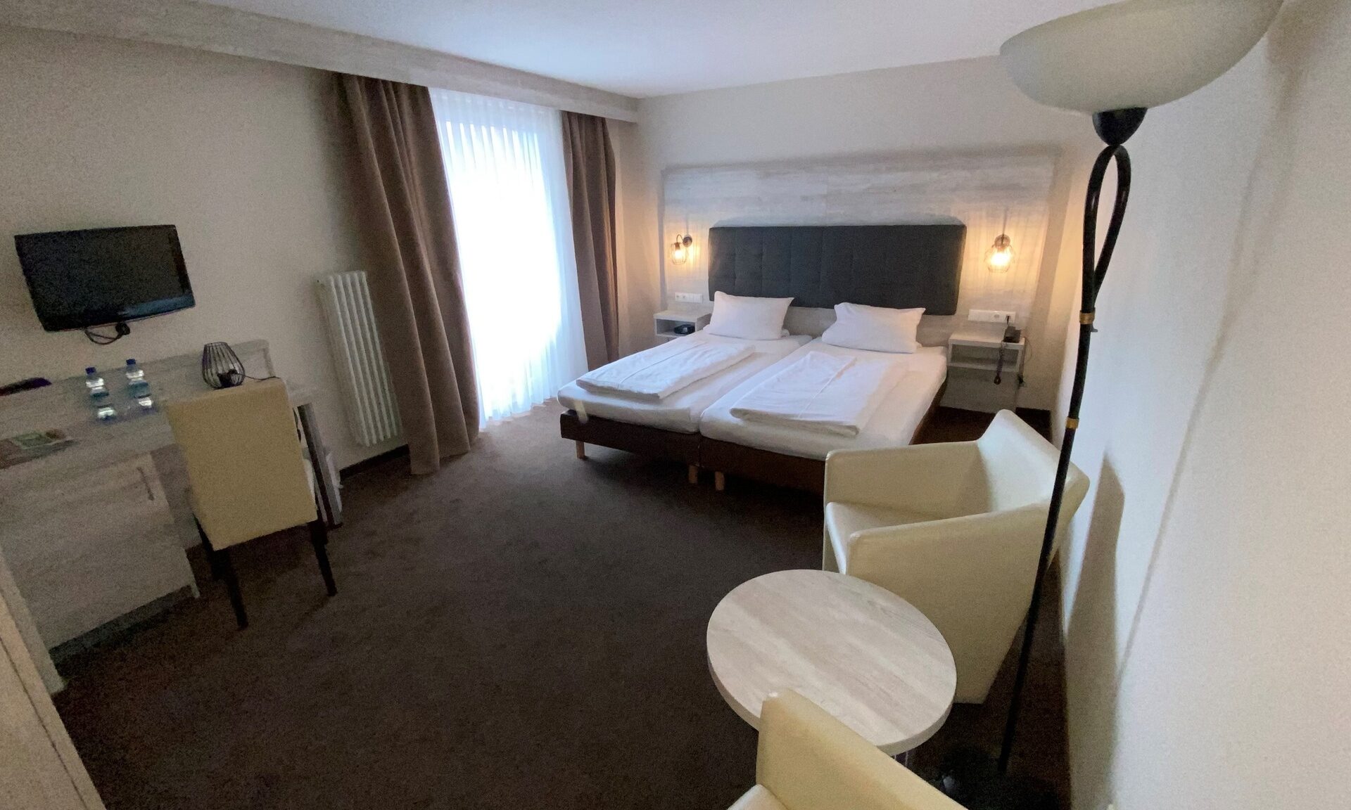 Das komfortable Bett im Doppelzimmer Standard des Richstein's Posthotels für eine erholsame Wellness-Auszeit in Bad Füssing.