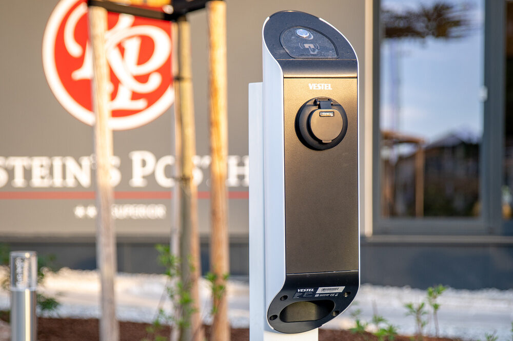 Eine Elektroautoladestation ist vor dem Richstein's Posthotel in Bad Füsssing.
