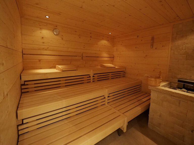 Die finnische Sauna im Richstein's Wellnesshotel in Bad Füssing mit einladenden Saunabänken.