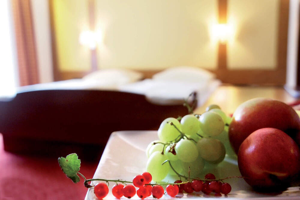 Eine Schale Obst steht auf einem Tisch im Doppelzimmer des Kurhotels Richstein's Posthotel.