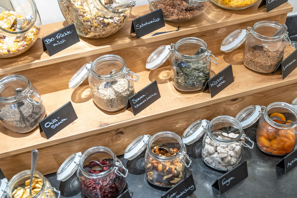 Verschiedene Frühstückszutaten in Glasbehältern sorgen für eine nachhaltige und ansprechende Präsentation des Restaurants.