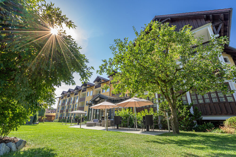 Der weitläufiger Garten mit Terrasse zum Sonne genießen erstreckt sich vor dem Richstein's Posthotel.