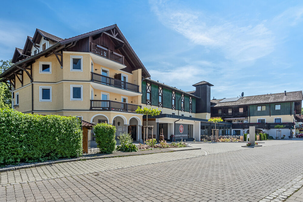 Eine ruhige Straße mit Blick auf das Wellnesshotel Richstein's Posthotel in Bad Füssing.