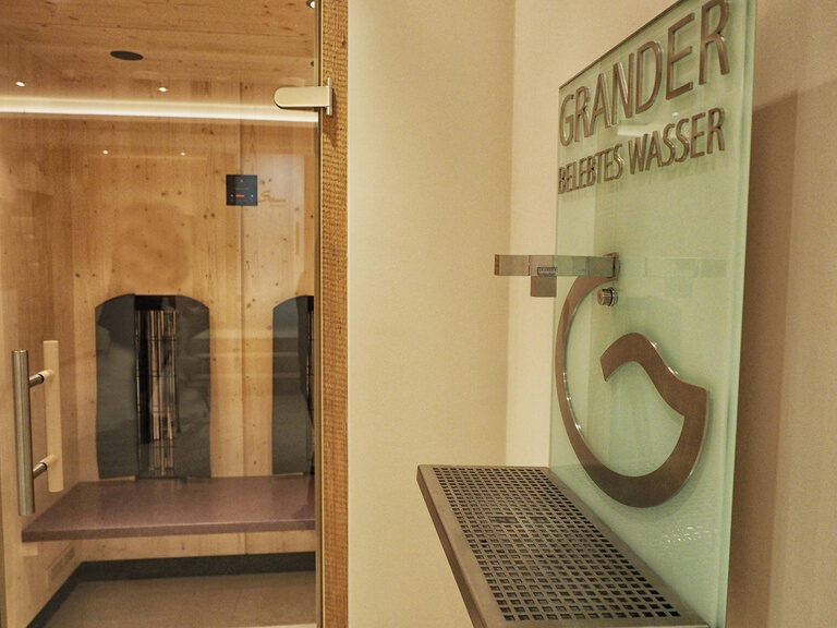Die wärmende Infrarotkabine sowie eine Station für Grander Wasser im Wellnesshotel Bad Füssing.