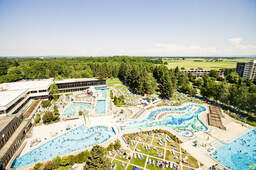 Eine Luftaufnahme des weitläufigen Wasserparks im Johannesbad Therme Bad Füssing.