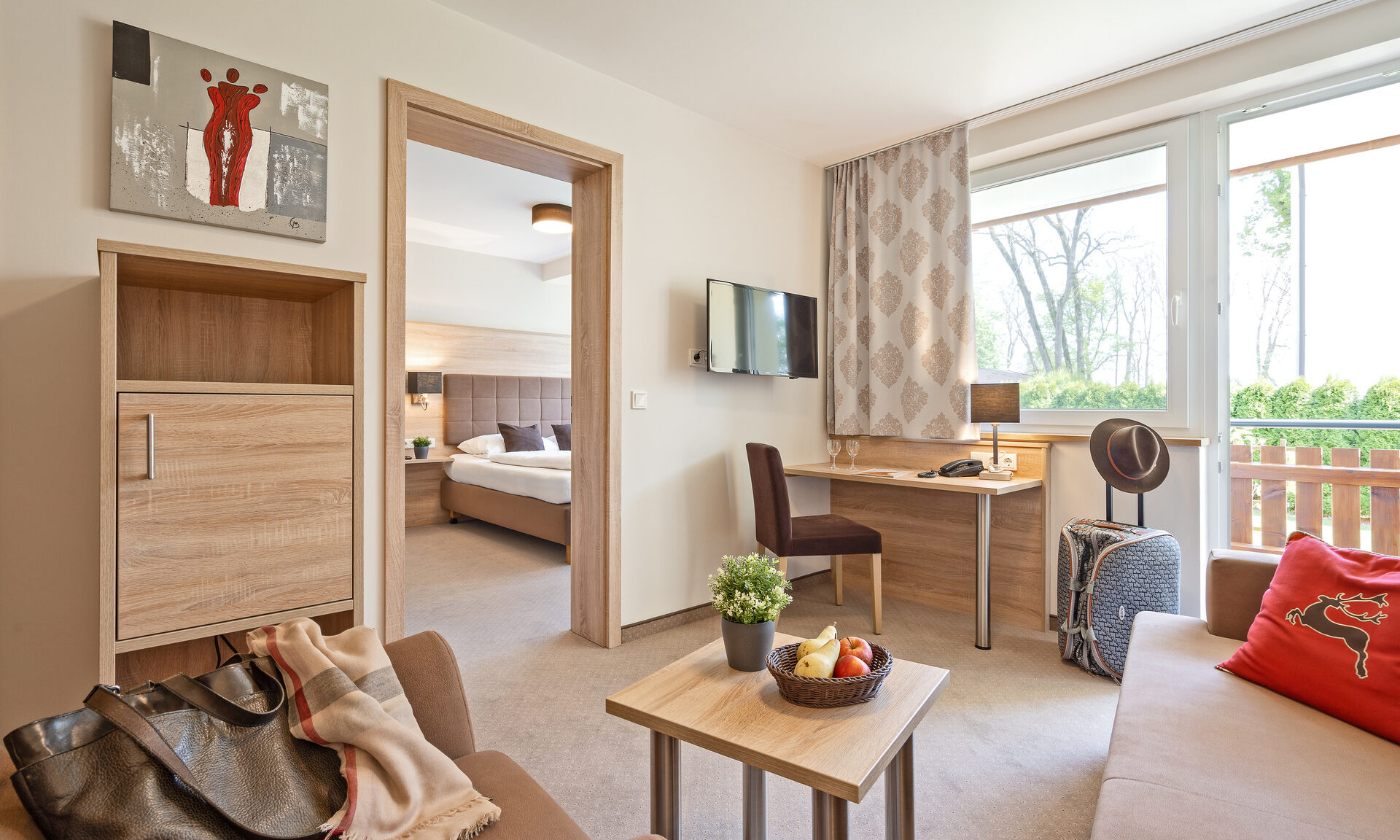 Ein stilvoll eingerichtetes Zimmer mit bequemen Möbeln im Richstein's Posthotel - Bad Füssing.