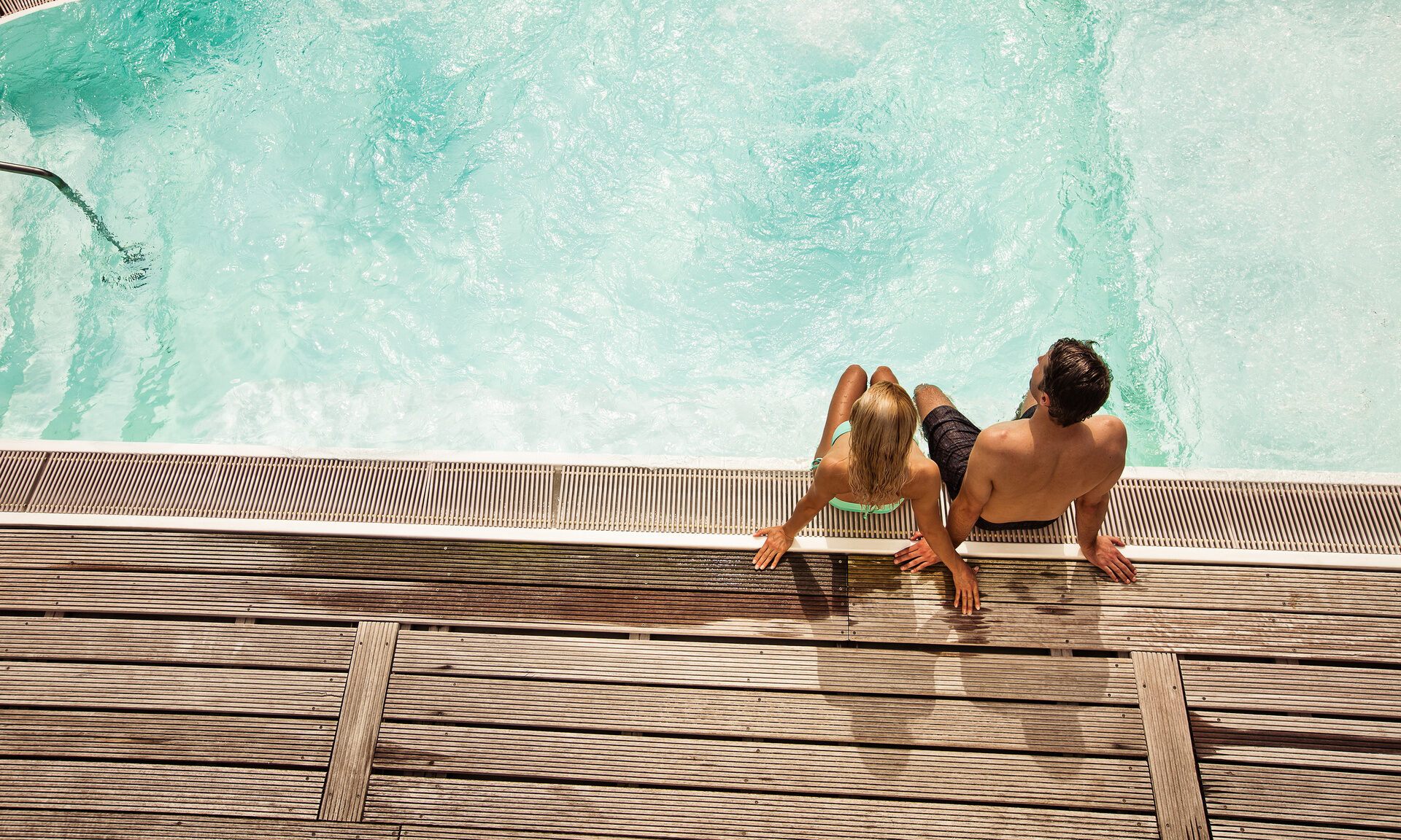 Ein ruhiger Moment eines Paares am Beckenrand in der Johannesbad Therme Bad Füssing.