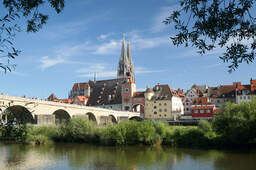 Eine malerische Steinbrücke überspannt den Fluss vor der Altstadt von Regensburg.