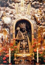 Die anmutige Statue der Schwarzen Madonna im Altarraum der Kirche in Altötting.