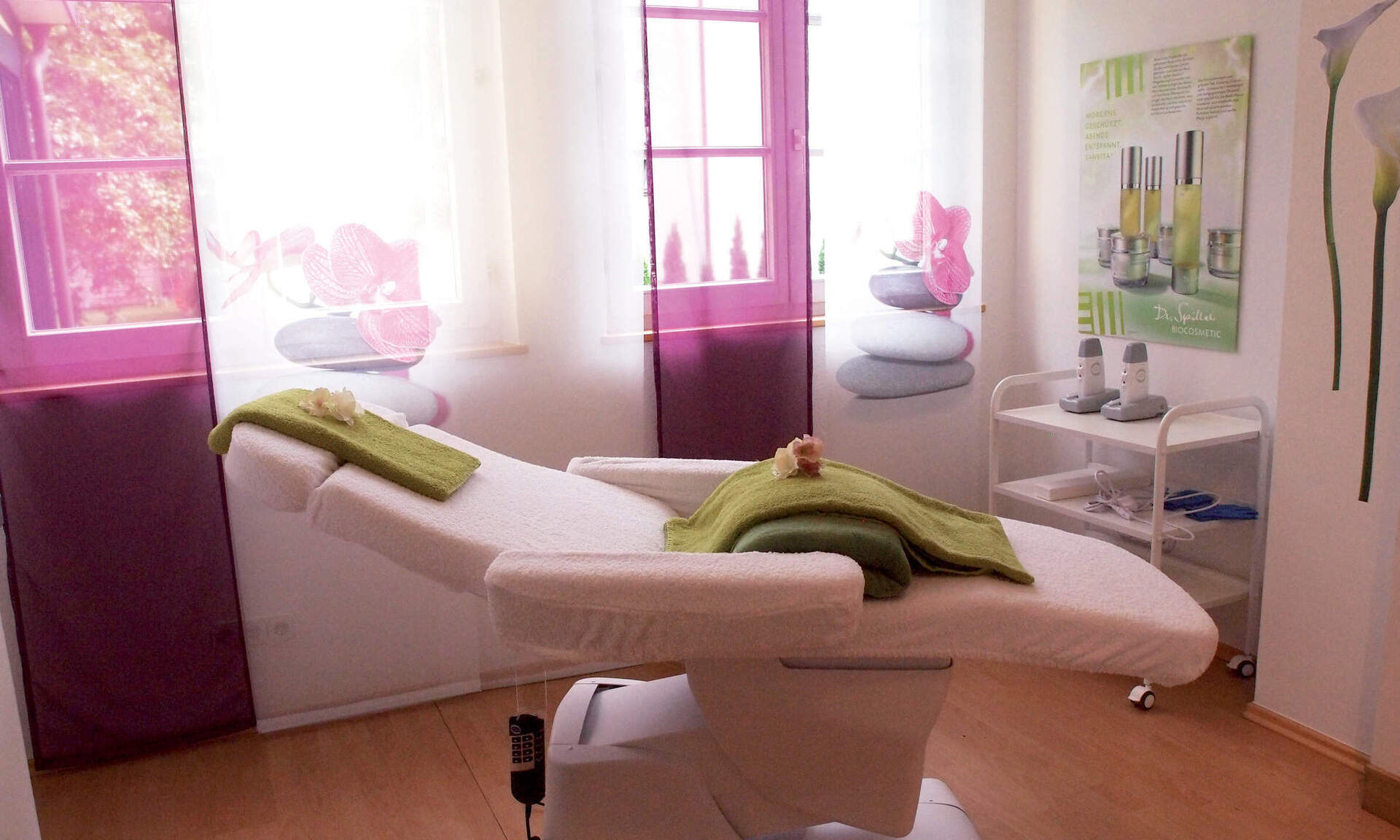 gemütlicher Raum im Bereich Beauty & Kosmetik mit einer Liege für wohltuende Behandlungen im Kurhotel Richstein's Posthotel.