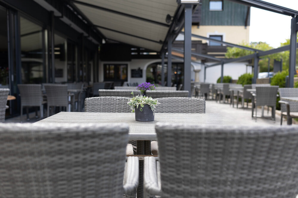 Charmante Terrasse des Restaurants im Richstein's Posthotels mit stilvollen Outdoor-M&ouml;beln.