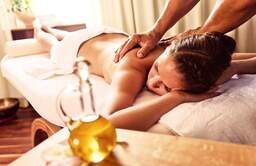 Eine Frau genießt eine entspannende Massage in einem Hotel von Bad Füssing.