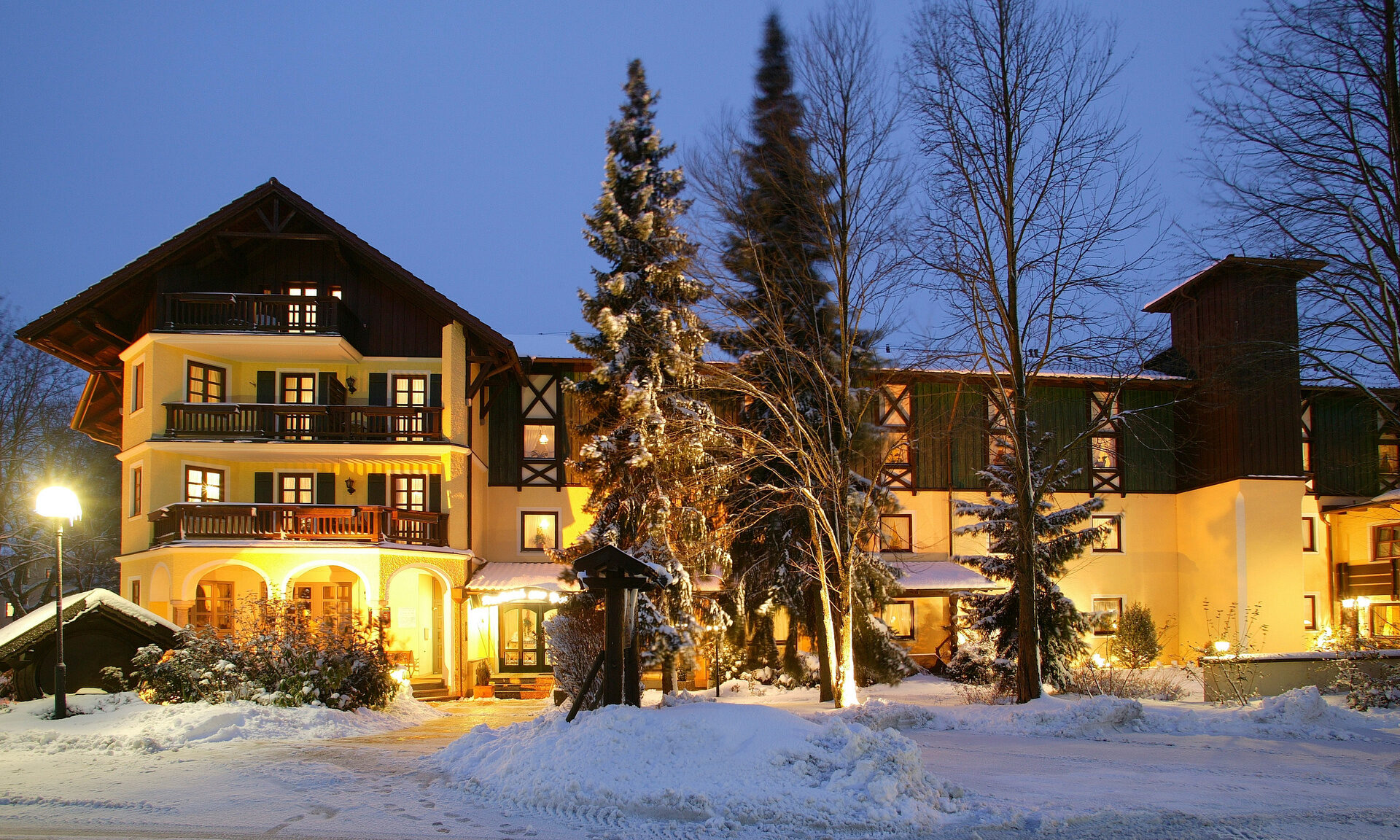 Das einladende Richstein's Posthotel inmitten verschneiter Landschaft von Bad Füssing bei Nacht.